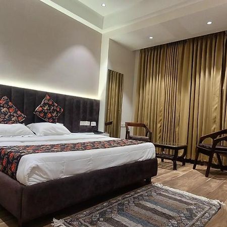 Hotel Alpine Plaza Shahpur  Екстер'єр фото