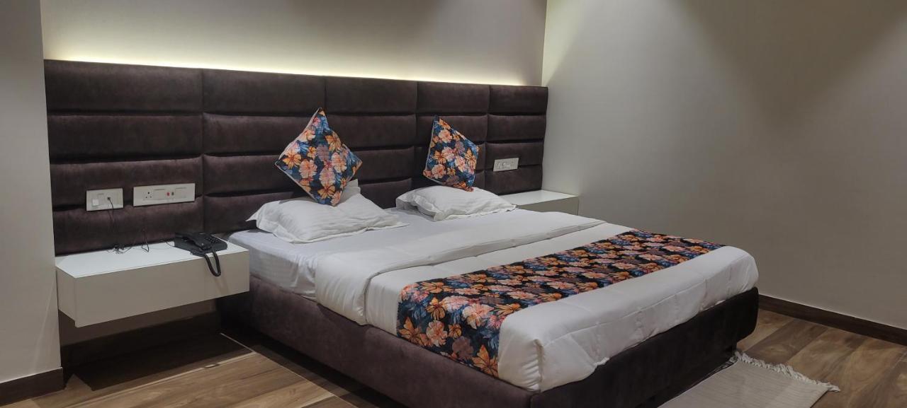 Hotel Alpine Plaza Shahpur  Екстер'єр фото