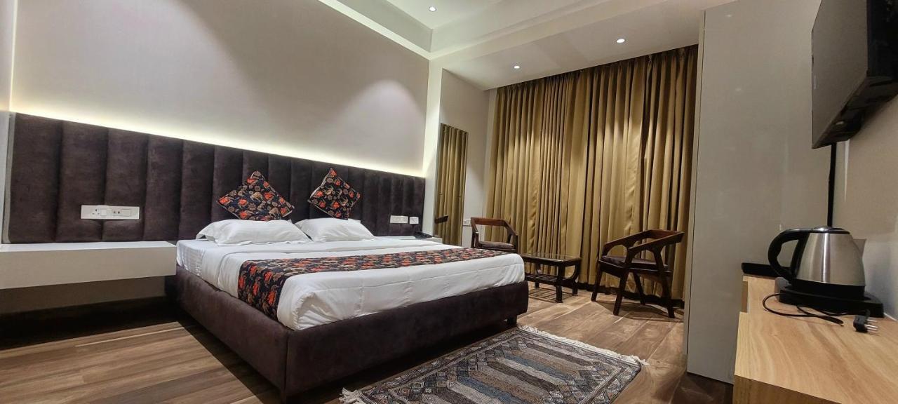 Hotel Alpine Plaza Shahpur  Екстер'єр фото