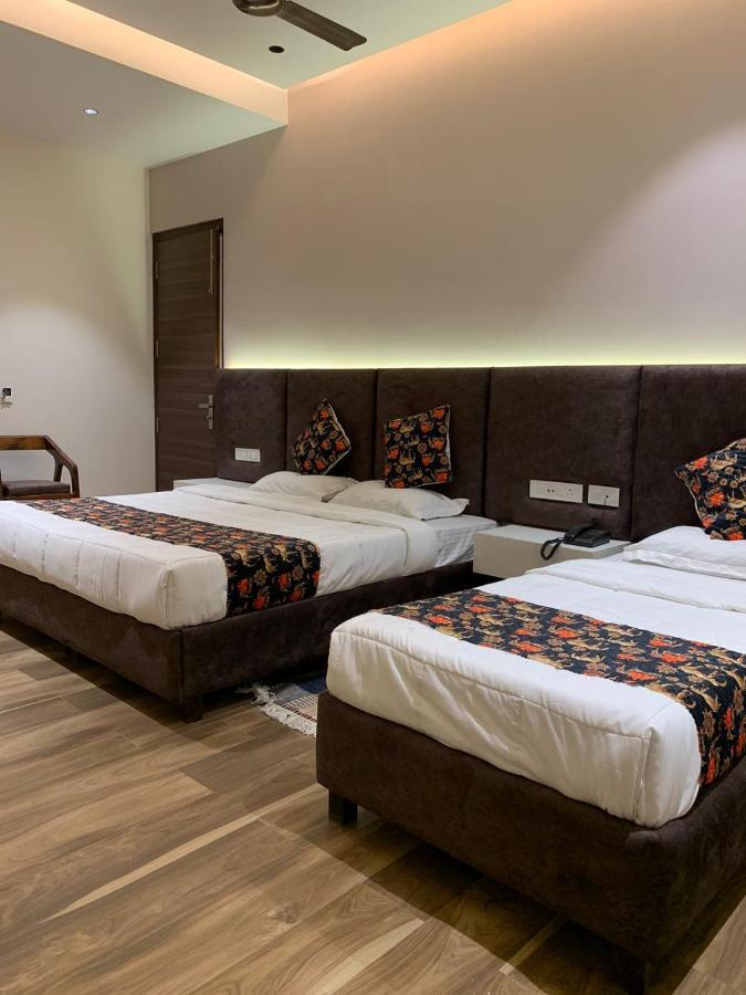 Hotel Alpine Plaza Shahpur  Екстер'єр фото