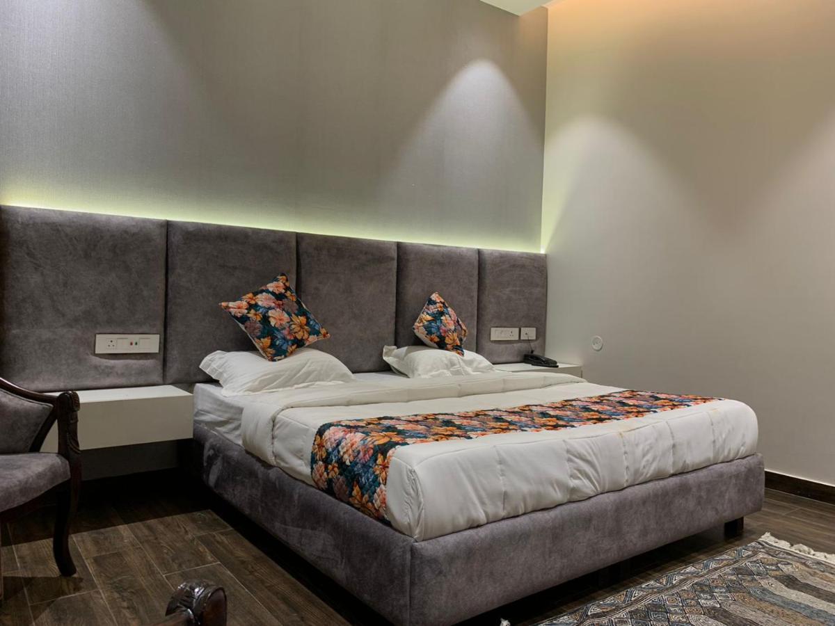 Hotel Alpine Plaza Shahpur  Екстер'єр фото